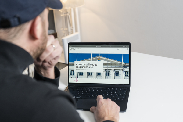 Henkilö katselee tietokoneelta arjen tietoturvaohjeita.